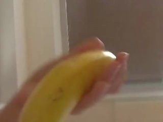 How-to: 年輕 褐髮女郎 damsel 教 運用 一 香蕉